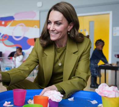 Міддлтон у оливковому монохромі поспілкувалася з дітлахами в Оксфорді