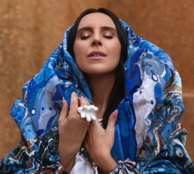 Наче морська хвиля: Джамала у розкішній лазурній сукні попозувала на тлі архітектури Катару