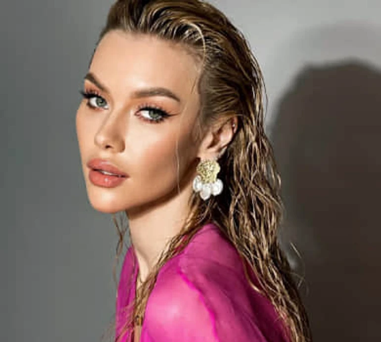 Міс Апанасенко в купальнику з вирізом до пупа посумувала за пляжним сезоном