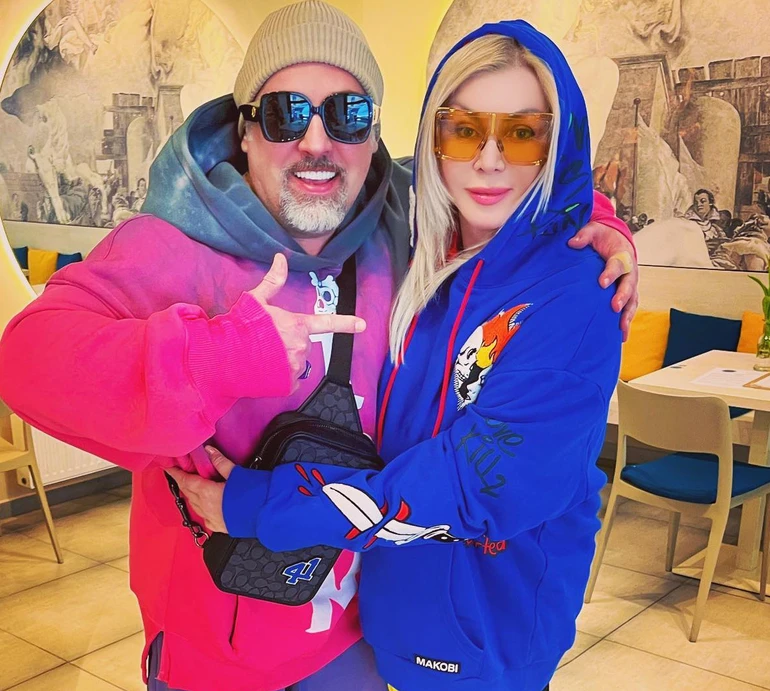 Білик і Коляденко з келихом ігристого показали цілунки на камеру. ВІДЕО