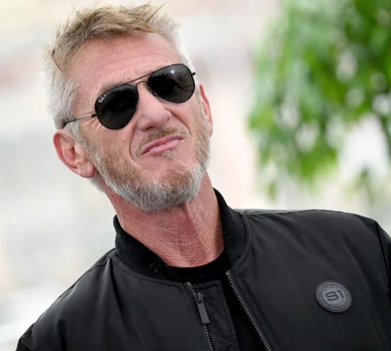 Шона Пенна підловили на прогулянці з коханою-українкою у мінішортах. ФОТО