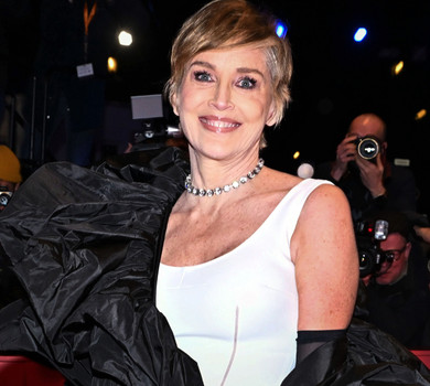 65-річна Шерон Стоун у фактурному ч/б луці засвітилася на кінофестивалі. Фото