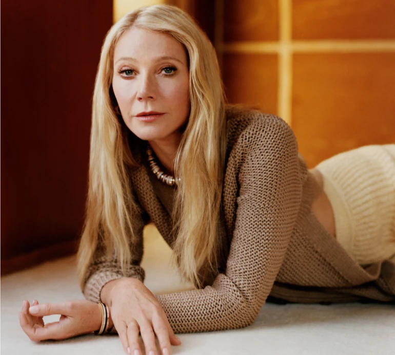 51-річна Пелтроу для глянцю посвітила бюстом у глибокому золотому декольте. Фото