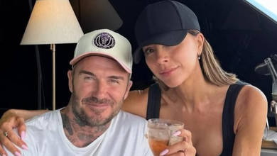 Бекхем на родинному святкуванні 51-річчя посвітила ніжками на яхті та вигуляла білий корсет у ресторан. Фото