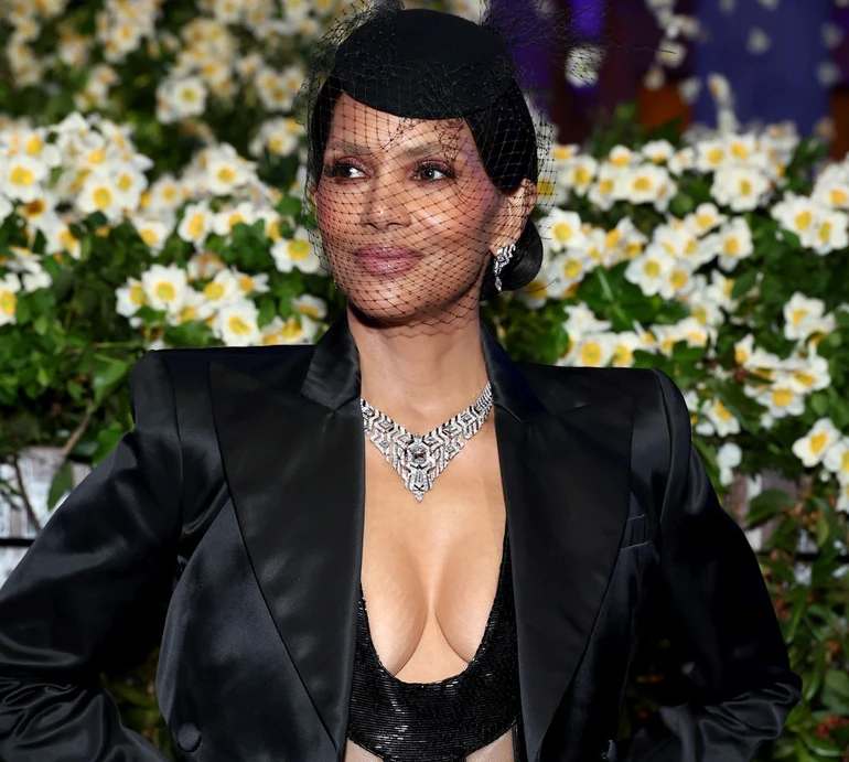 58-річна Холлі Беррі без трусиків шокувала мережу надпікантним луком на Met Gala 2025