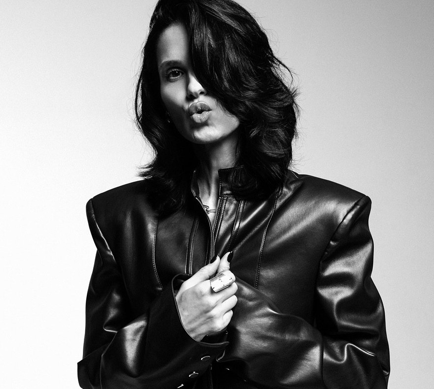 Рок-діва: Єфросиніна у шкіряному міні показала довгі ноги на емоційних фото