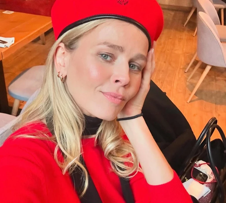 Кузнецова у топі з мотузками блиснула оголеним бюстом на чорно-білих фото