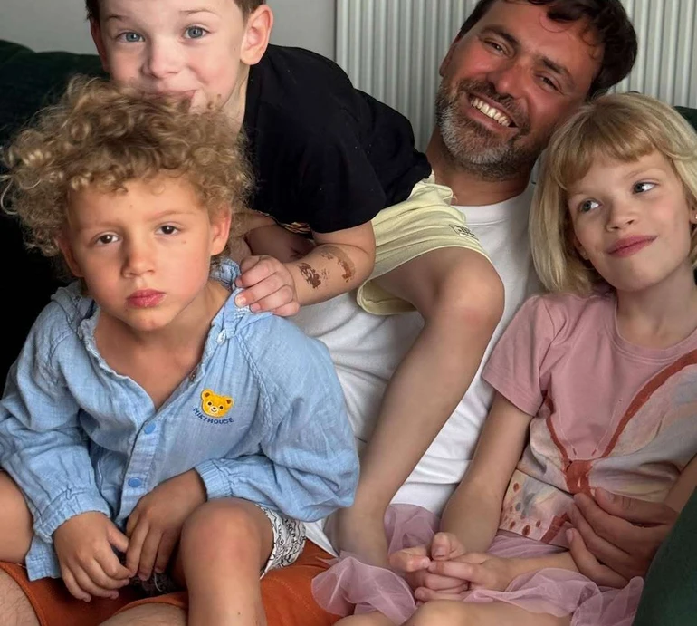 Марсель і борщ: Мірошниченко в кумедному фотосеріалі закарбував любов сина до культової страви