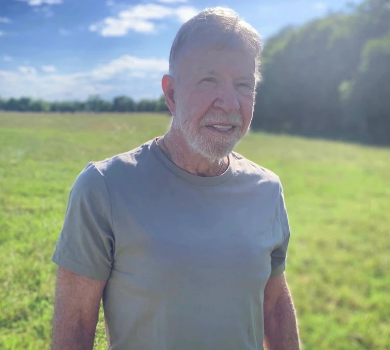 85-річний Чак Норріс на гавайському пляжі попозував для рідкісного фото з дружиною і дітьми-двійнятами