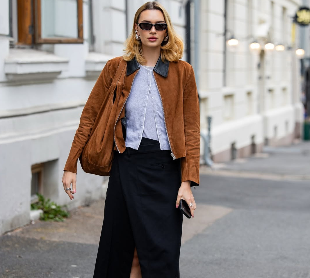 Куртка робочого та спідниця-парео і джинси з білим піджаком: як поєднати тренди в стильні осінні луки. ФОТО