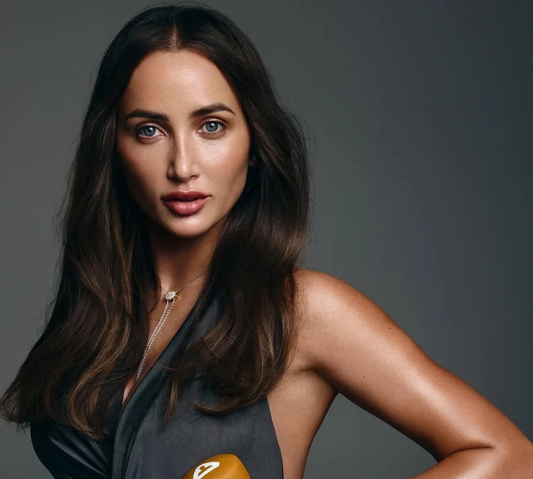 Спокуса і фітнес: Різатдінова в декольтованому топі та легінсах попозувала з гантельками в руках