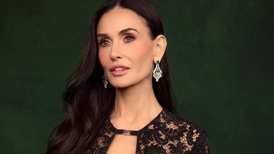 Демі Мур у напівпрозорому мереживі посвітила зухвалим декольте на хіднику у Нью-Йорку