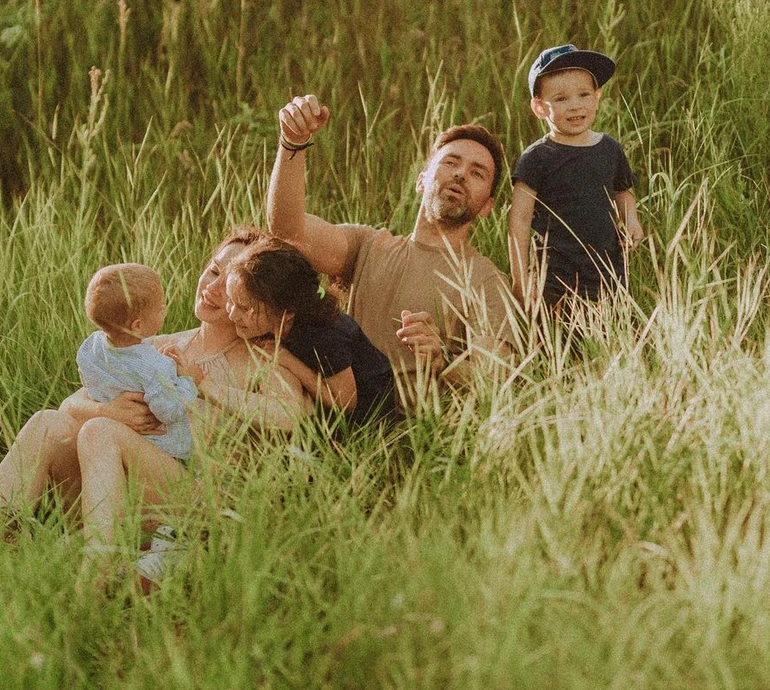 Мірошниченки всім сімейством прикрасили першу ялинку в житті прийомного сина. ВІДЕО