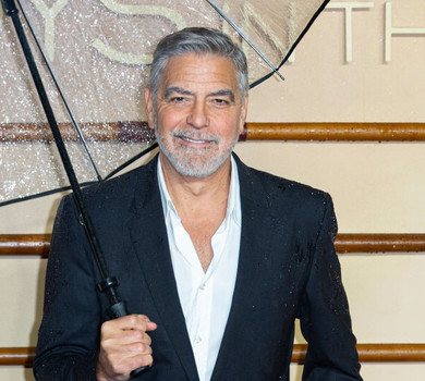 Дощ та гламур: Джордж Клуні під парасолею вивів на червоний хідник красуню-дружину