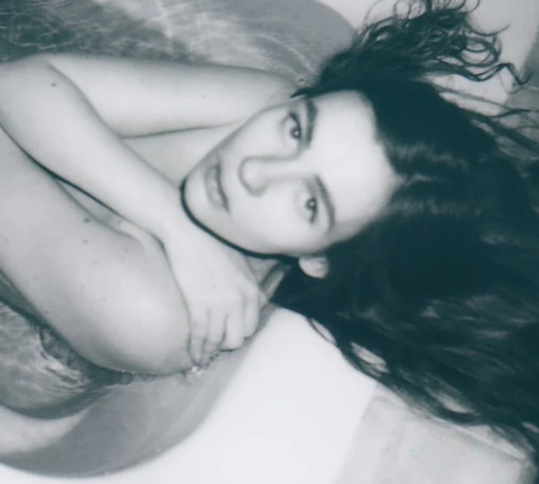 Вагітна Луна попозувала оголеною у ванній та зібралася писати книгу. Фото