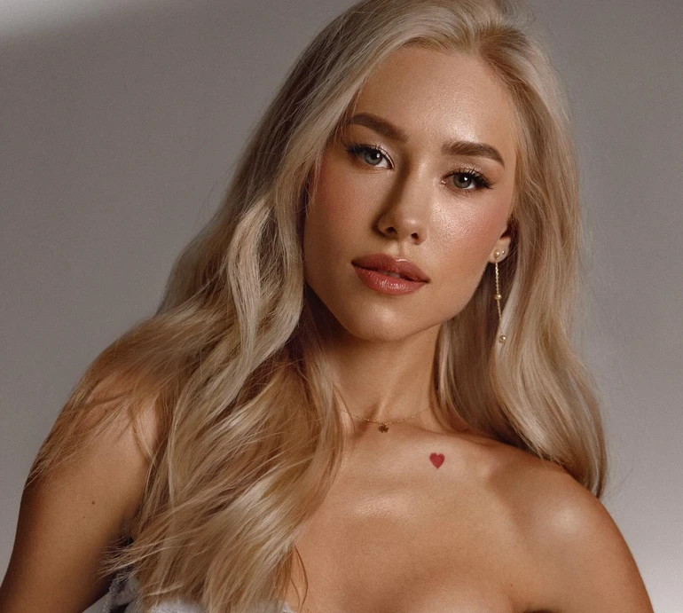 Квіткова у нюдовому купальнику показала пляжні забавки з сином на Мальдівах. Фото