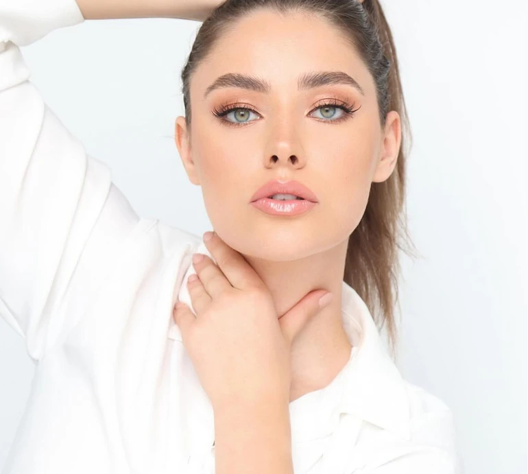 Міс Усанова у рожевому топі постояла догори дригом та в сукні-тенетах пораділа, що вона жінка