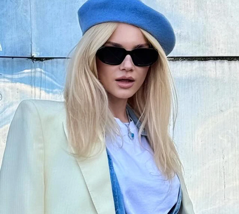 Романова у жовто-блакитному луці попозувала на залізному коні в Дюссельдорфі. Фото