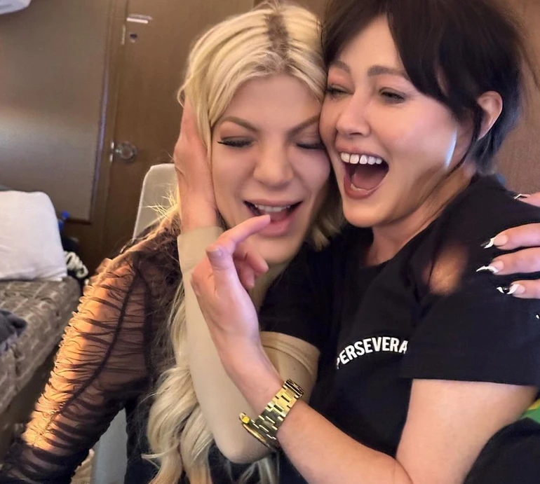 Розділили слину: Спеллінг і Догерті наробили селфі та згадали актора з Району Беверлі-Хіллз, із яким у обох був роман