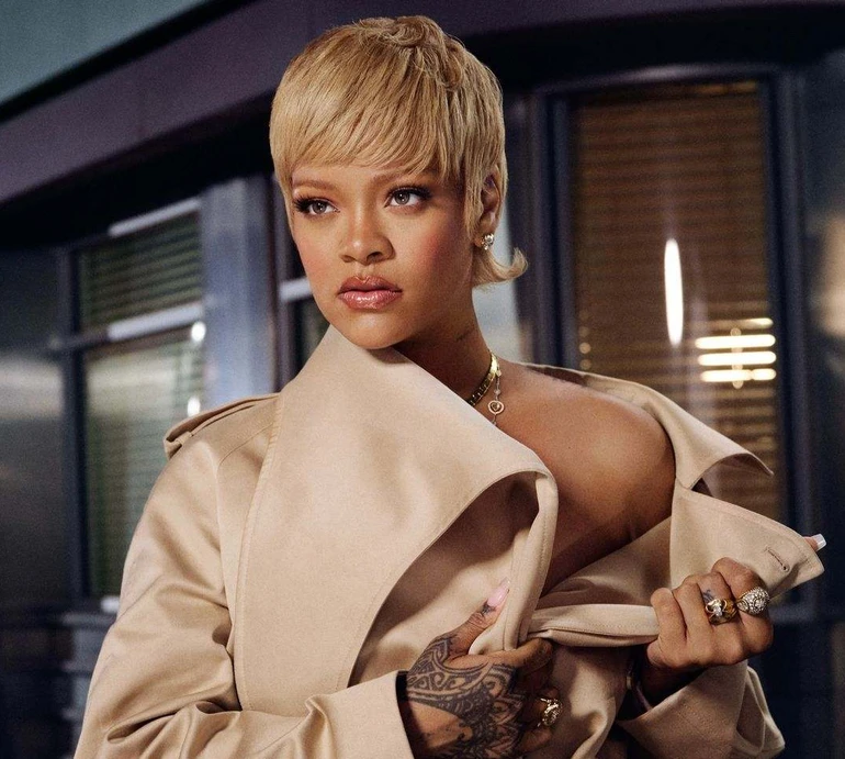 Без перук та нарощувань: Ріанна показала, як насправді виглядає її волосся. Фото