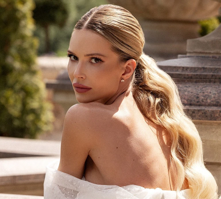 Дружина Гусєва у прозорому максі посвітила тілом в пам'ятці архітектури