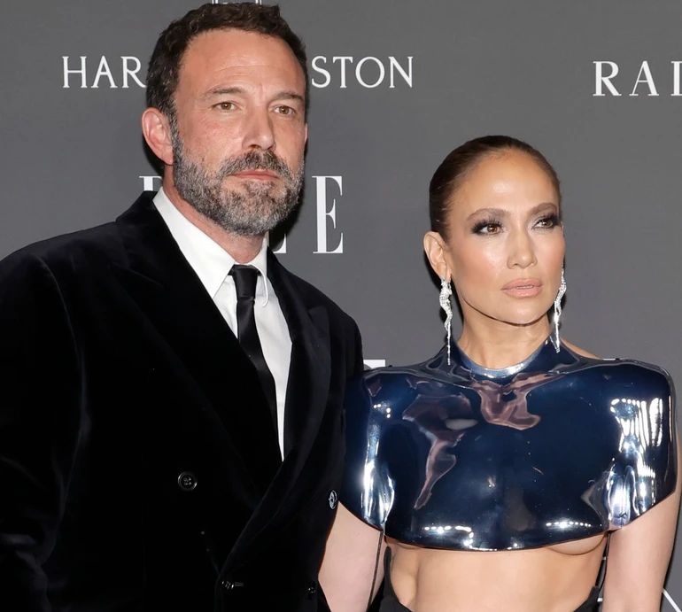 Без привітань та за тисячі кілометрів одне від одного: Лопес та Аффлек відсвяткували другу річницю свого шлюбу