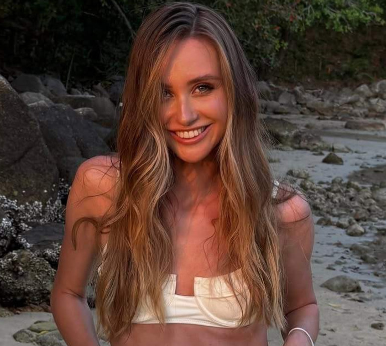 Ексдружина Тищенка влаштувала грайливу фотосесію в білому купальнику, похизувавшись рельєфним пресом