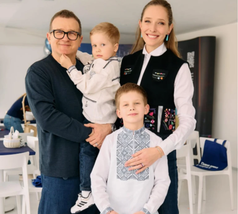 Я б офігів: Осадча і Горбунов взяли кумедне інтерв'ю у 8-річного сина. Відео