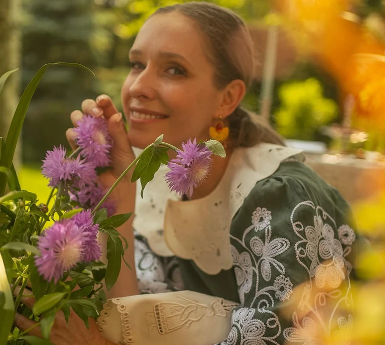 Осадча у вишиванці та фартушку привітала із зеленими святами та показала, як сервірує стіл