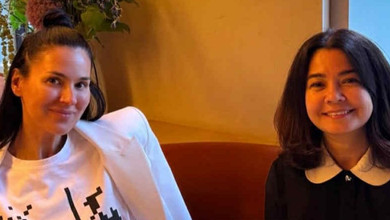 Футболка від УП та максі з розрізом: Єфросиніна на селфі блиснула ніжкою в чорно-білому луці