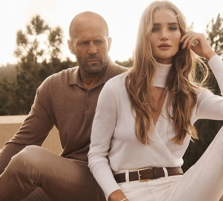 Стейтем у панамі заселфився з коханою на яхті та показав сина в стійці на руках. Фото