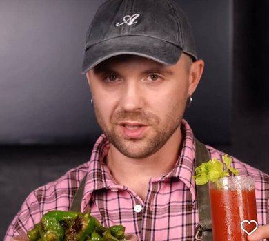 Геловінський вайб: Кацурін показав, як вдома приготувати Криваву Мері та ідеальну закуску до неї