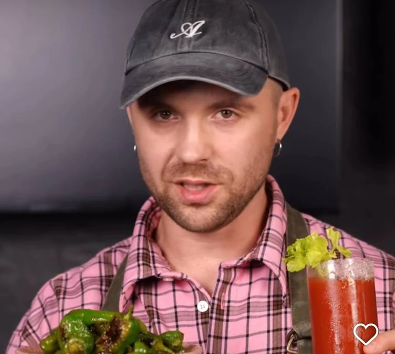 Геловінський вайб: Кацурін показав, як вдома приготувати Криваву Мері та ідеальну закуску до неї