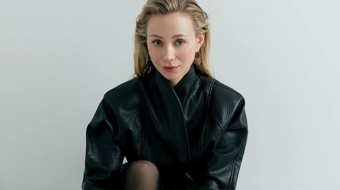 Підборіддя моєї мрії: Репяхова пораділа результату останньої пластики, попозувавши на підлозі в шкіряному луці