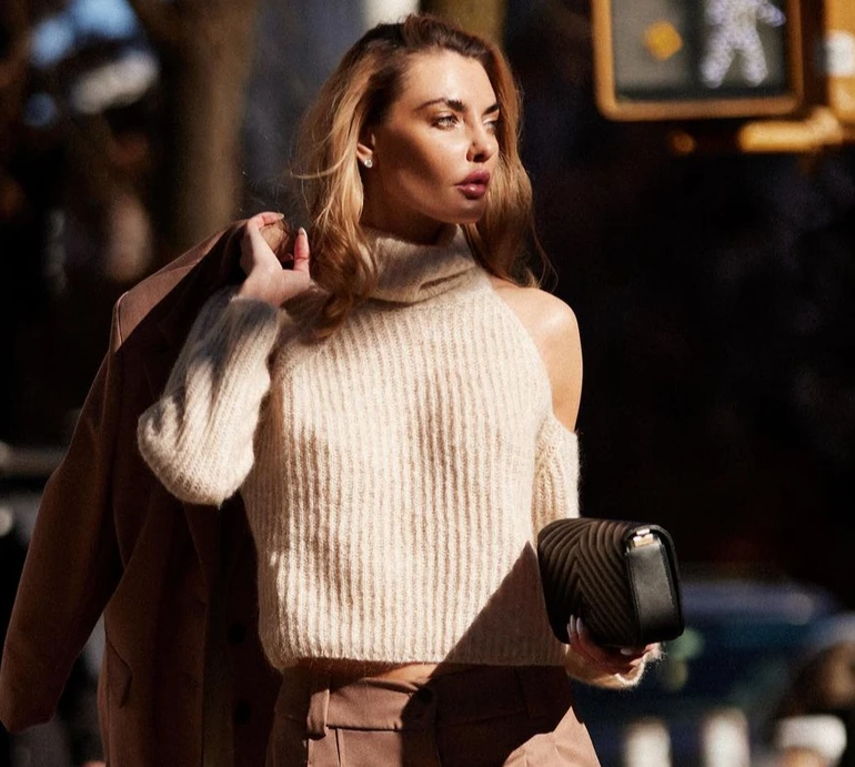 Байкова заінтригувала цілунками з невідомим чоловіком. ФОТО