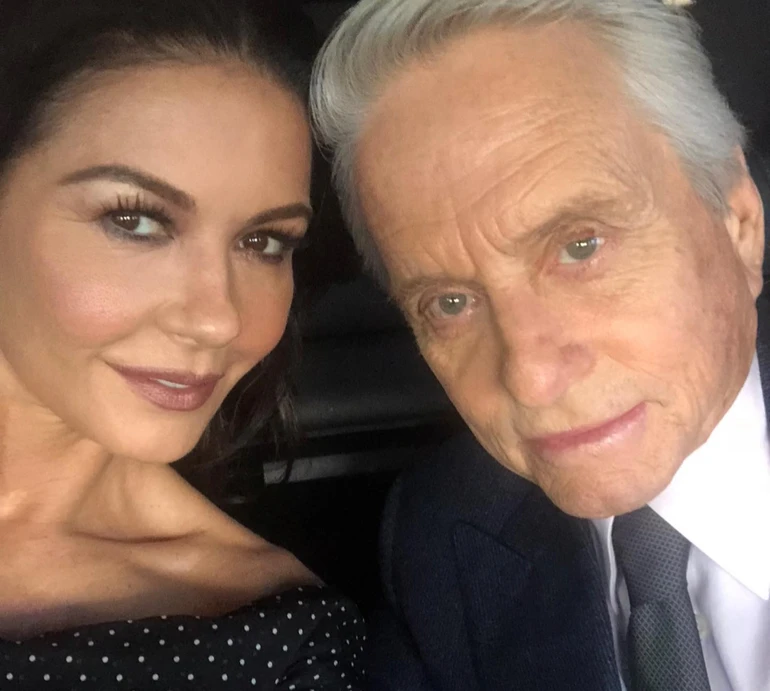 Зета-Джонс та Дуглас із дорослими дітьми наробили кумедних селфі в Індії