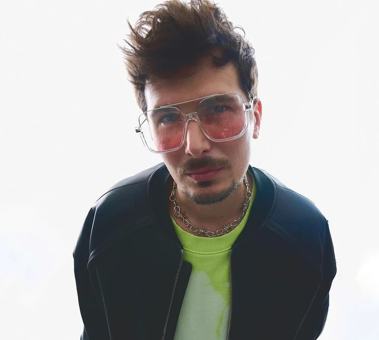 Кінець інтризі? POSITIFF у кумедному відео показав поцілунки з дівчиною