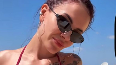 MamaRika у тоненькому бікіні потанцювала на тлі моря