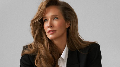 Осадча у стильному монохромі та з об'ємною зачіскою розказала, як набути впевненості. Фото