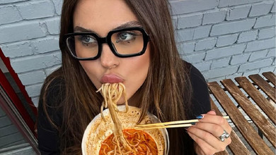 Червоні колготки, віяло та рамен: Заріцька у спортивних балетках показала азійський вайб у Києві