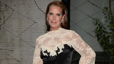 Шовк, мереживо і готика: 60-річна Брук Шилдс у вінтажному міні похвалилася стрункими ніжками. Фото