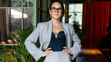 Живу життя мрії: Мірошниченко у діловому луці з пікантним декольте зустріла свої 38. Фото