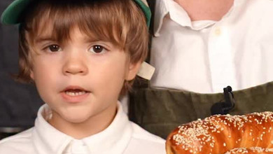 Кацурін з 4-річним сином показали, як приготувати ідеальну сосиску у тісті. Відео