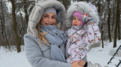 Задоволені моськи: Ребрик із доньками у сіро-лавандових луках наробили фото на морозній прогулянці