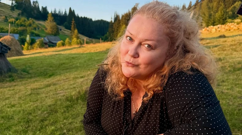 Один із запобіжників не віддалятися: Самаєва в обіймах чоловіка похвалилася відпочинком у горах