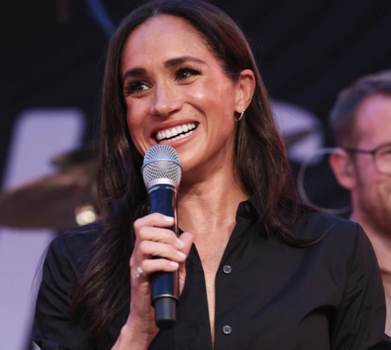 Туфлі дорожчі за сукню: Меган Маркл у лаконічному чорному приєдналася до принца Гаррі на Іграх нескорених