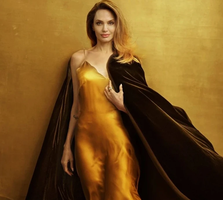 Джолі у хустинці та ретро-окулярах підловили на знімальному майданчику в Парижі. ФОТО