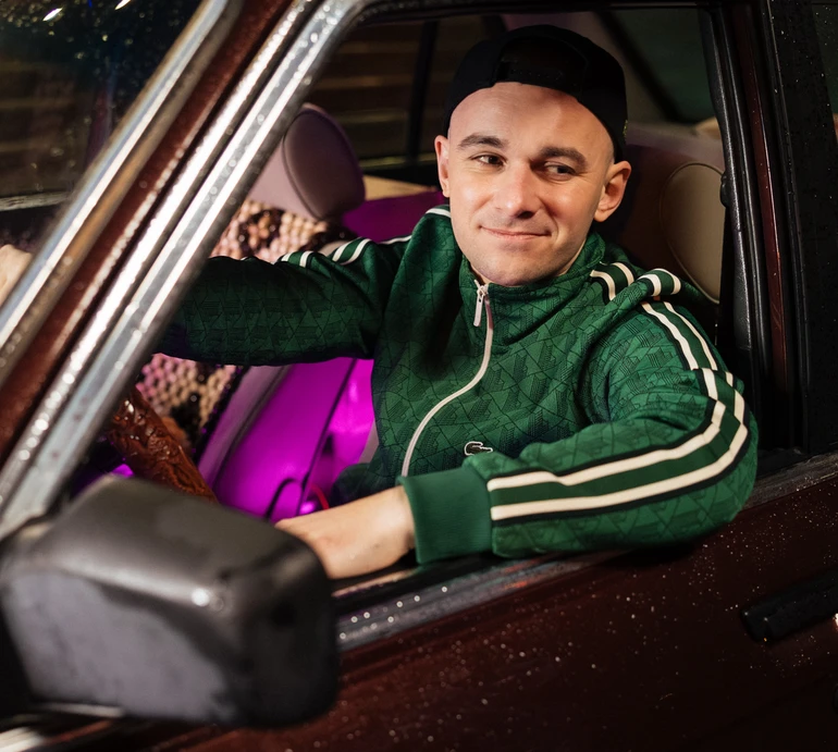 На торпеді жувачка, під кріслом заначка: автори хіта Пес Патрон  KARTA SVITU заспівали про трикутник кохання з батіною тачкою