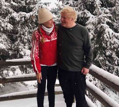 Сніг, пивце та одяг із секонда: як Борис Джонсон із дружиною та дітьми на французькому курорті відпочивали. Фото