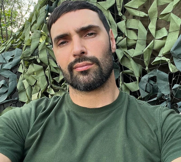 Перерізав пуповину: Козловський показався з сином та розповів про партнерські пологи. Фото